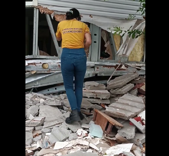Voluntaria de Huellas Quiamodoro trabajando en una zona afectada